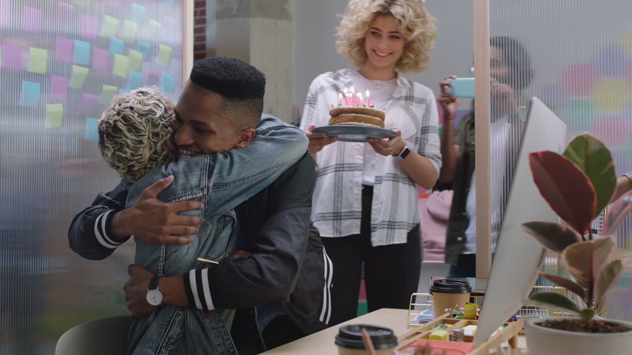 jóvenes empresarios celebrando una fiesta de cumpleaños feliz mujer afroamericana soplando velas disfrutando de la sorpresa colegas animando juntos en la celebración de la oficina multiétnica