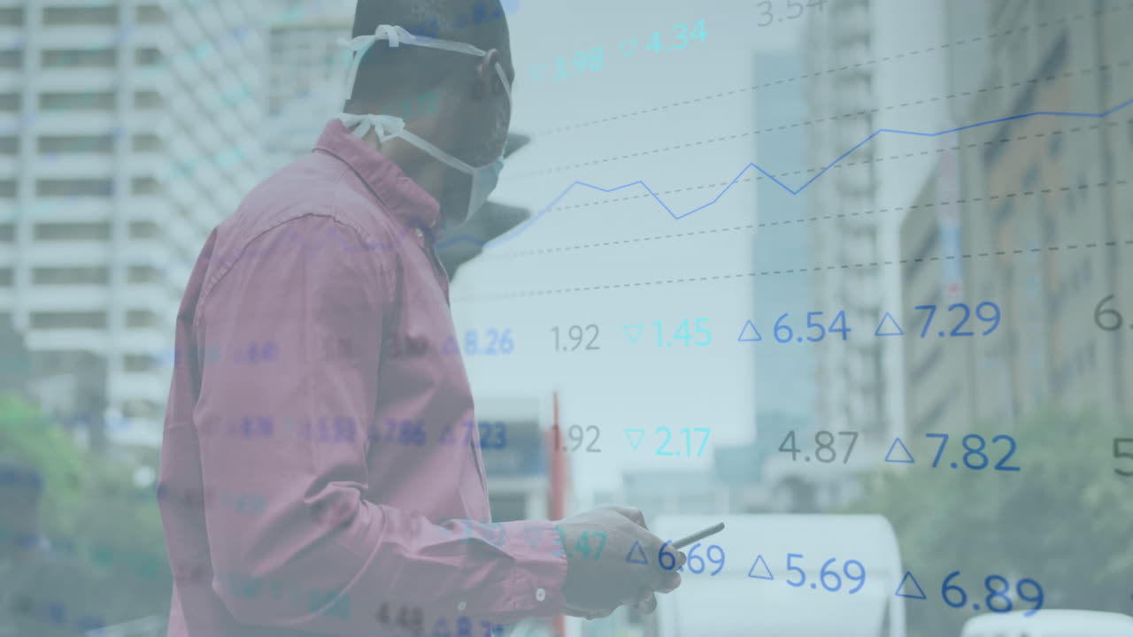 animazione dell'elaborazione dei dati finanziari su un uomo afroamericano con maschera usando uno smartphone