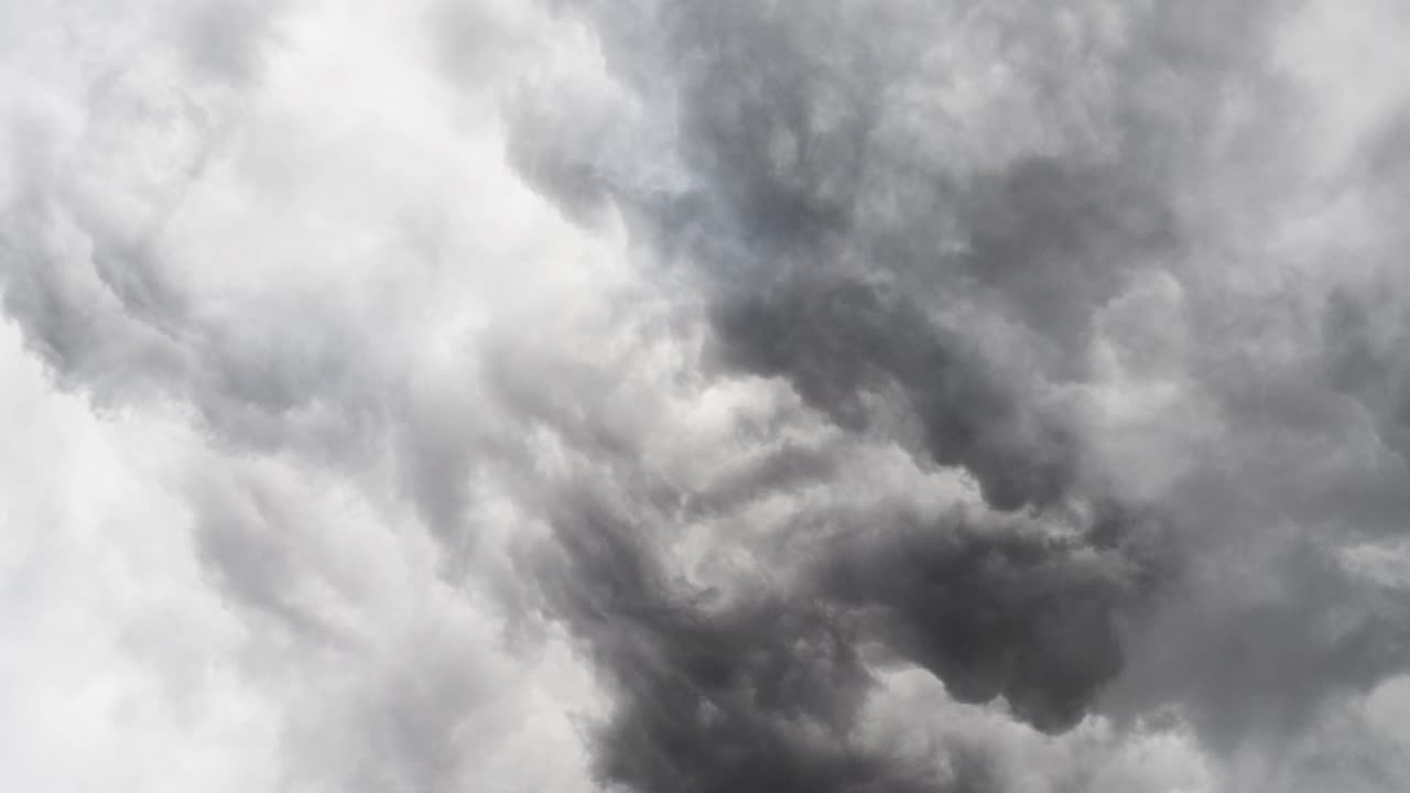 회색과 어두운 적운 구름 내부의 뇌우를 확대