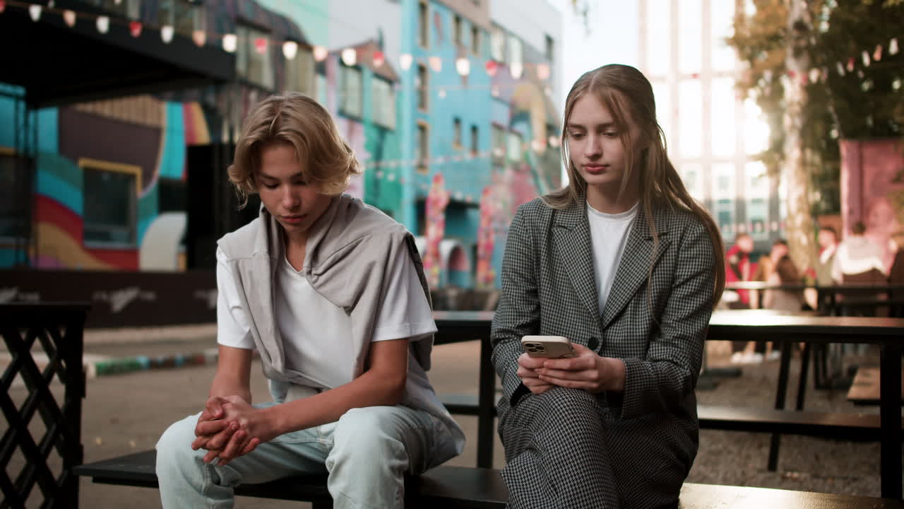 мальчик, которого отвергли на открытом воздухе.