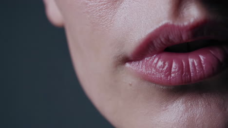 primer plano de los labios de una mujer.