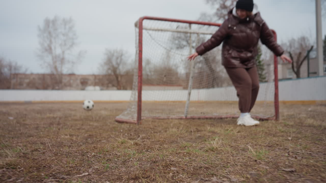 cena de jogo de futebol, situação dramática de futebol com jogador e goleiro muito próximos, sequência emocionante de futebol mostrando o jogador controlando a bola perto do goleiro contra uma superfície de jogo texturizada