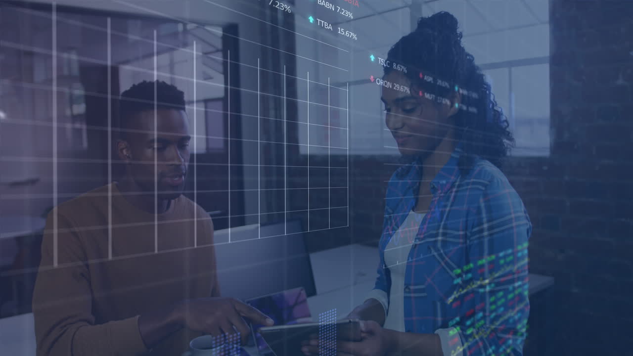 animación del procesamiento de datos del mercado de valores contra diversos hombres y mujeres discutiendo en la oficina