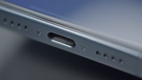 vista de cerca de la toma de audio de un teléfono inteligente