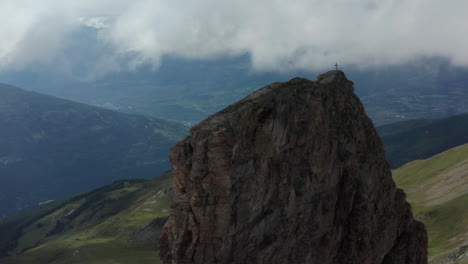 foque sobre la cima de la montaña con un gipfelkreuz o cruz de cumbre en la parte superior