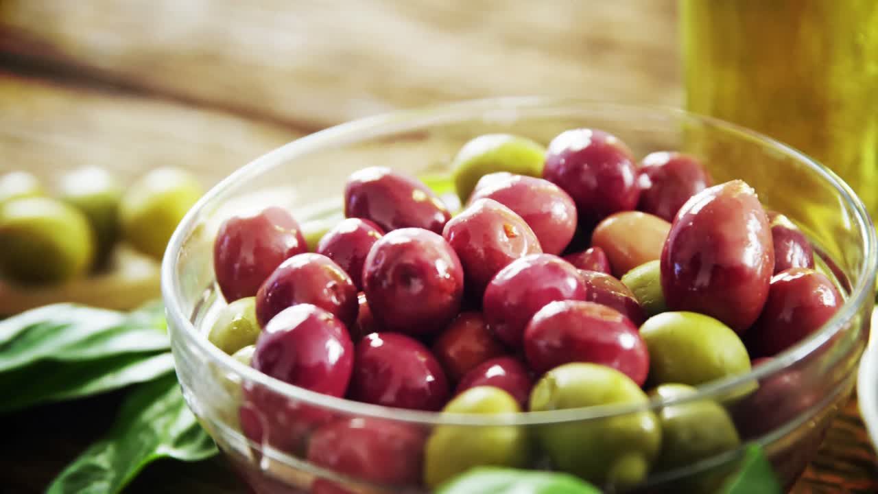 hierbas y aceitunas rojas y verdes frescas en cuenco