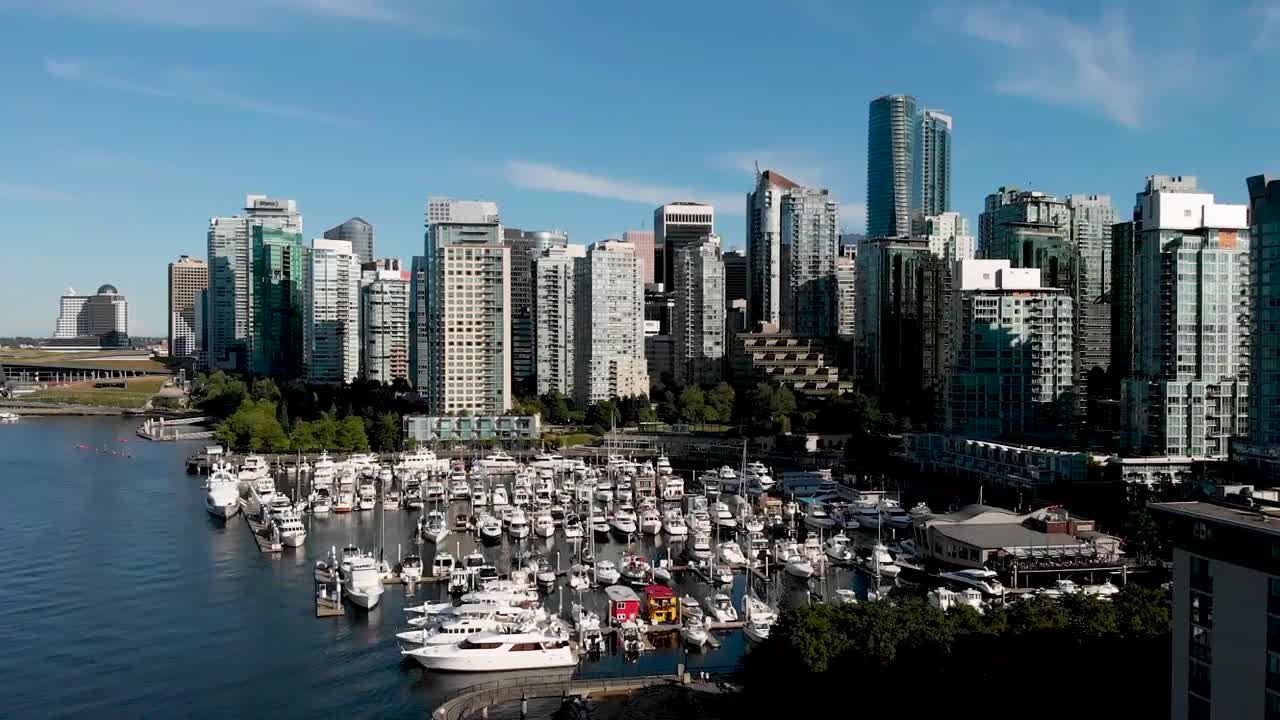 밴쿠버 부두의 드론 샷