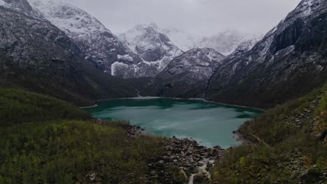 el tranquilo y misterioso lago bondhusvatnet, un lago glaciar en noruega