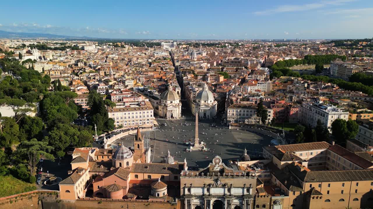 Ripresa cinematografica con drone in orbita sopra Piazza del Popolo