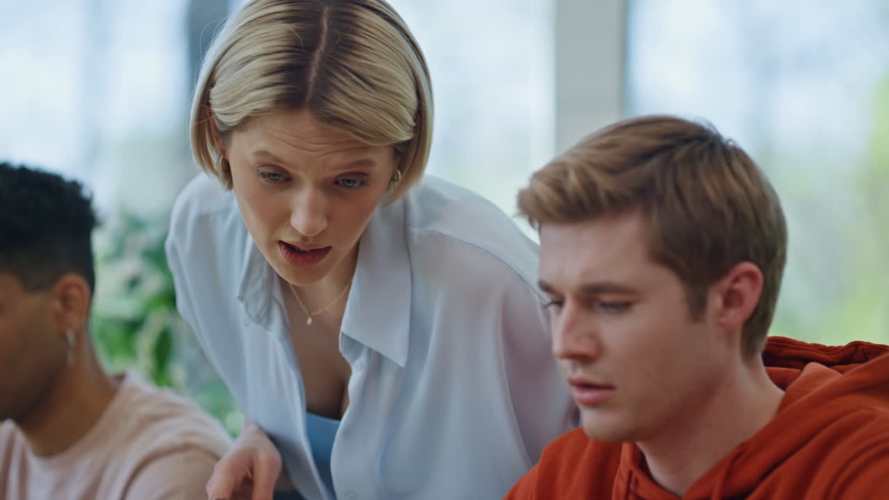 mujer mentor enseñando empleado coworking de cerca. supervisor ayudando a pasante