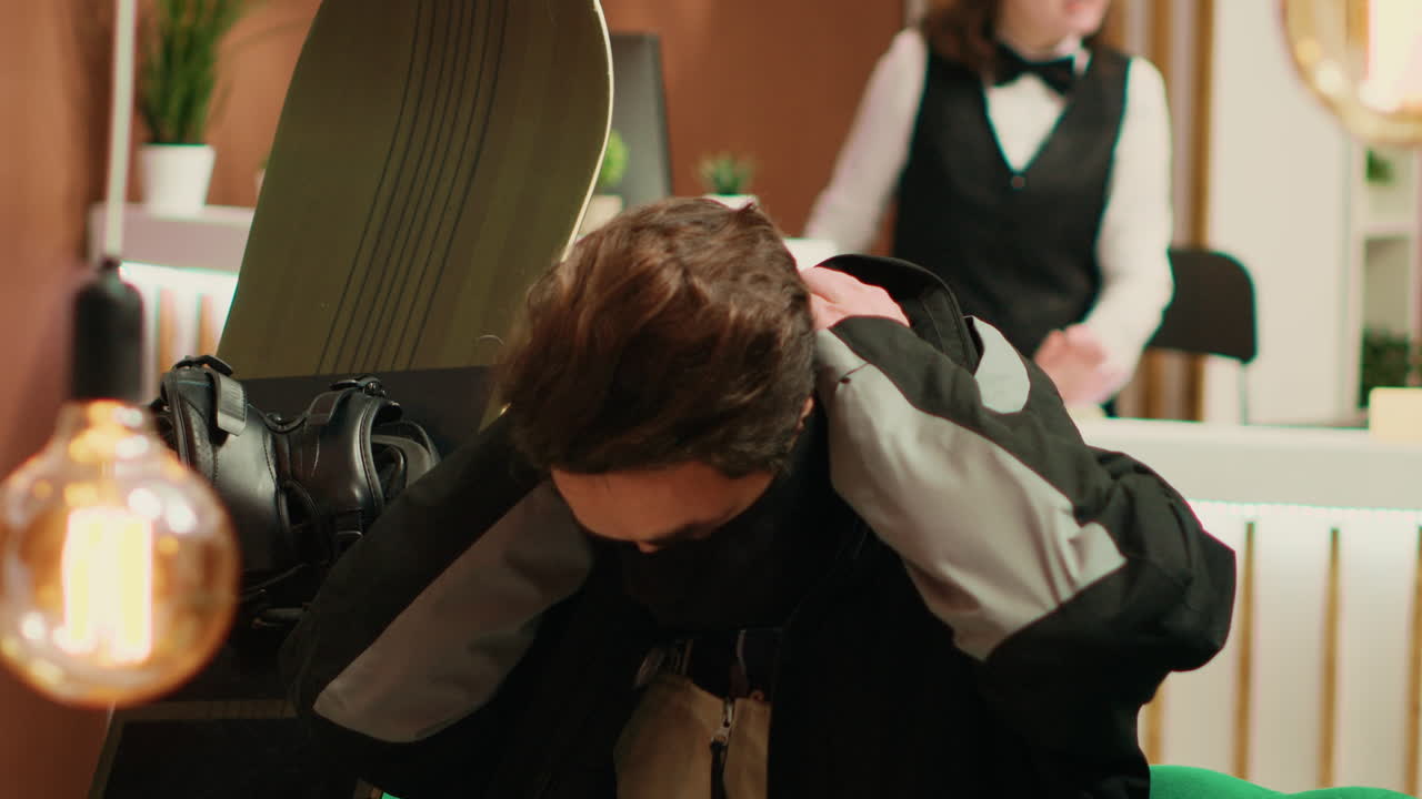 겨울 스포츠 복장을 한 청년