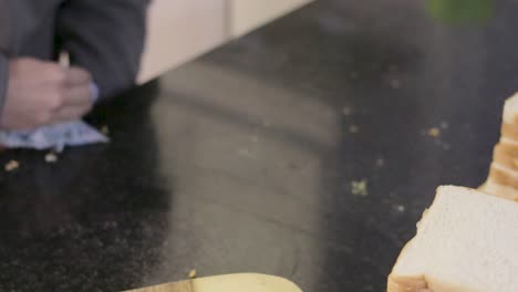 mujer joven limpiando después de cocinar