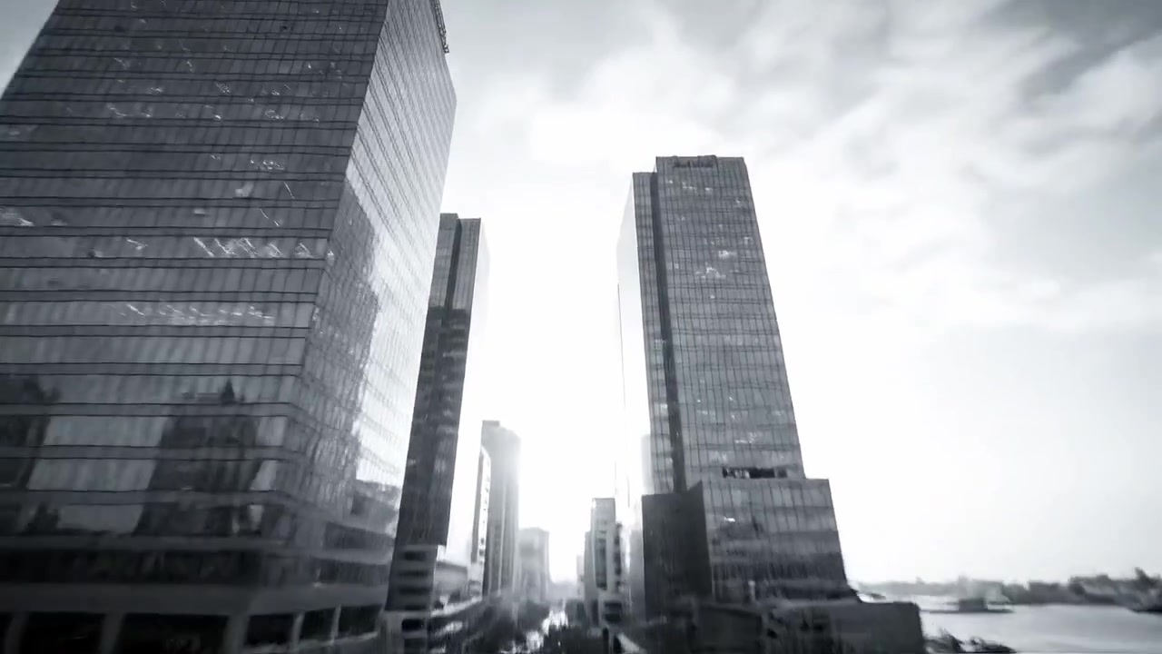 Vida urbana: Un contraste dinámico de calles concurridas y rascacielos imponentes capturado en blanco y negro, reflejando la energía de la vida en la ciudad y su arquitectura.