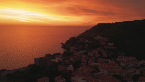 Küstenstrand-Von-Talamone,-Einem-Fischerdorf-Mit-Einer-Alten-Burg-In-Der-Nähe-Des-Nationalparks-Maremma-In-Der-Toskana,-Italien