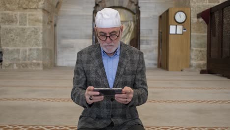 Reading-quran-on-phone