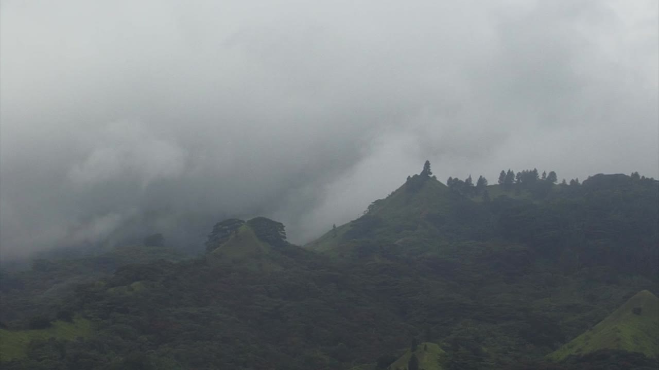 día de niebla en la ciudad de papeete, tahití, polinesia francesa