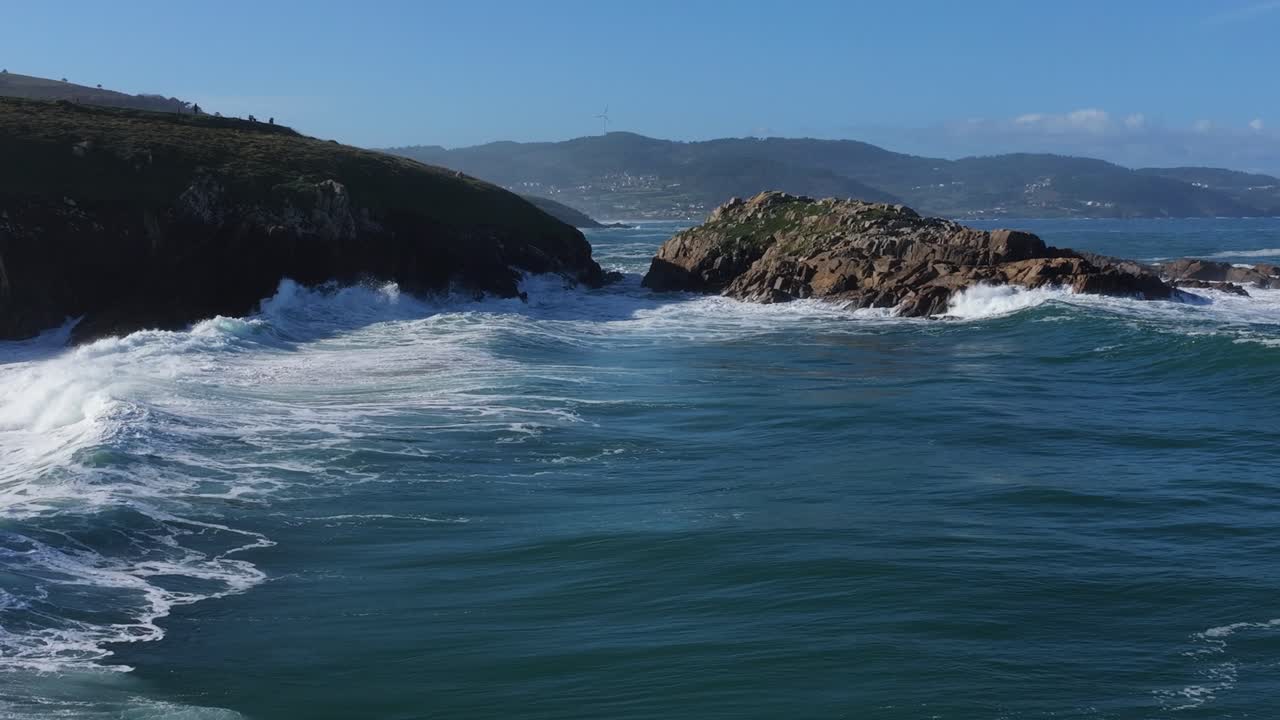 Onde che si infrangono sulle rocce vicino a Praia da Salsa ad Arteixo, A Coruña, Galizia, Spagna. Ripresa aerea al rallentatore