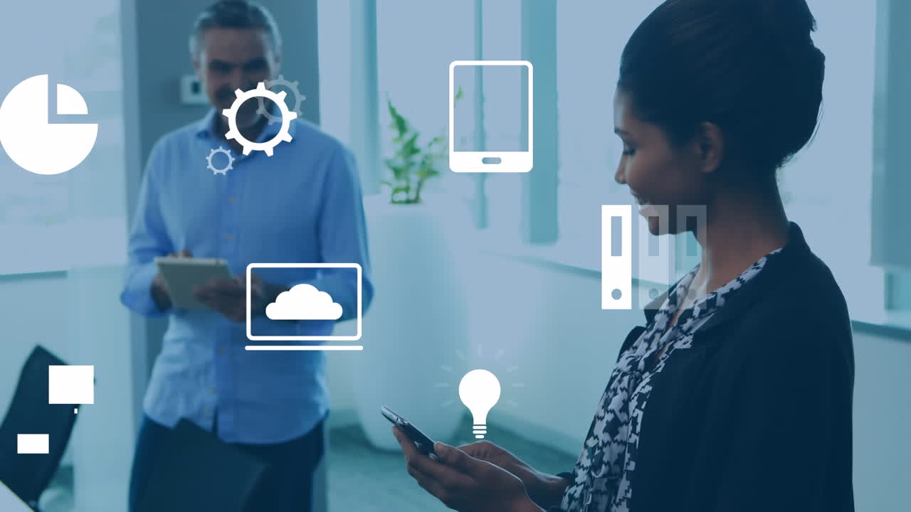 animación de iconos digitales sobre hombres y mujeres diversos que utilizan dispositivos electrónicos en la oficina.