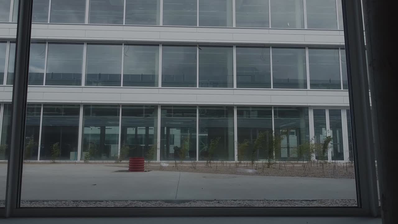 un gran edificio blanco adornado con innumerables ventanas brilla bajo el sol, exudando elegancia y sofisticación