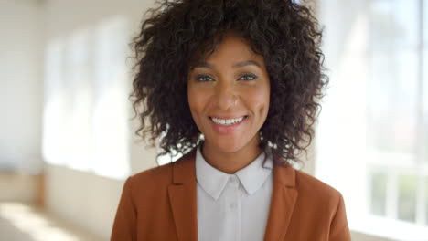Businesswoman-woman-smiling-in-office