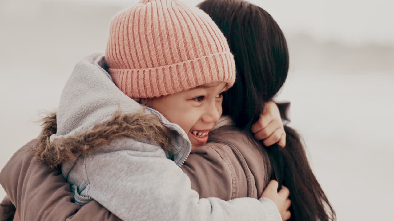 엄마와 아이가 포옹하는 모습