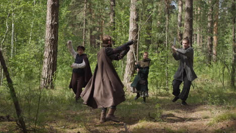 un caballero en el bosque enseña artes marciales a los guerreros.