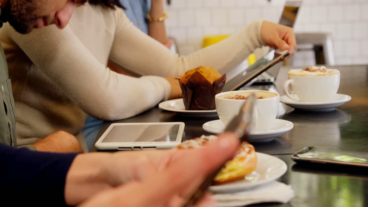 테이블 4k에서 디지털 태블릿을 사용하는 임원들의 중간 섹션