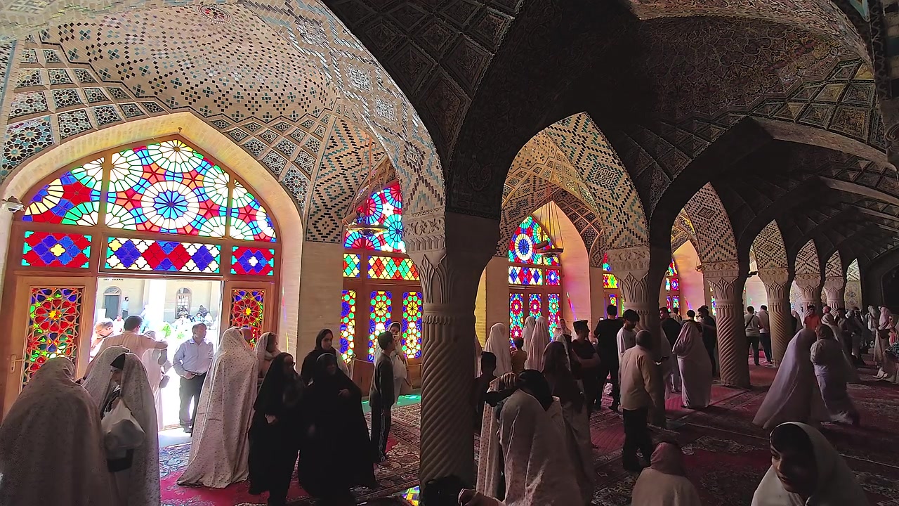 Visitantes Explorando o Interior Colorido de Vitrais da Mesquita Nasir al-Mulk