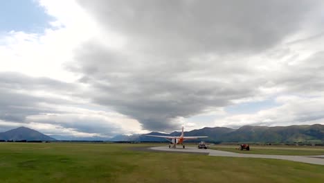 un avión de paracaidismo preparándose para llevar a los pasajeros al cielo para hacer su primer salto