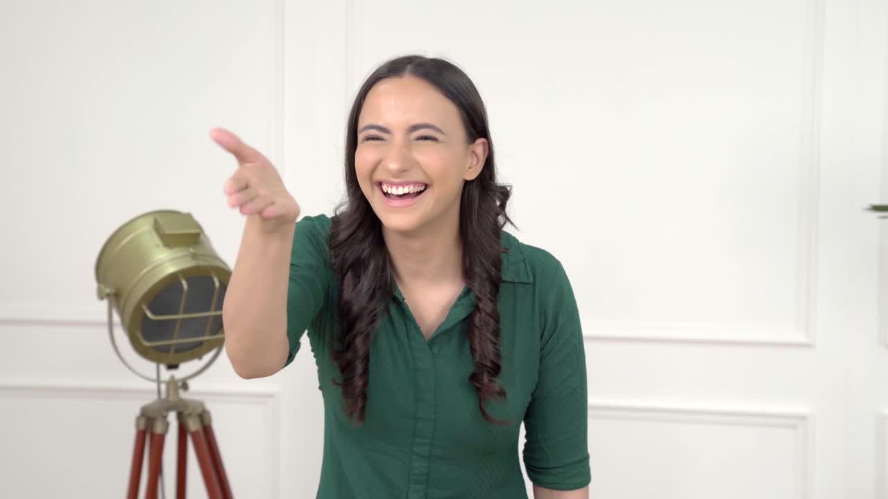 chica india riéndose de alguien