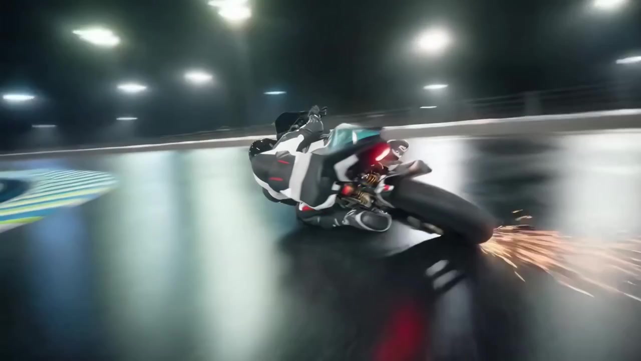 Profesjonell motorsykkelracer som svinger på racerbane om natten.