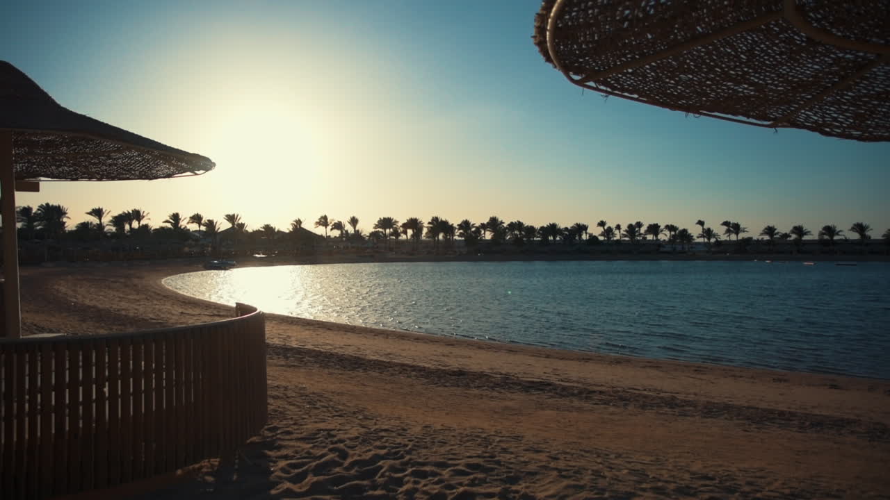 Vista romantica dell'alba sulla costa del Mar Rosso. Concetto di vacanza marina idilliaca.
