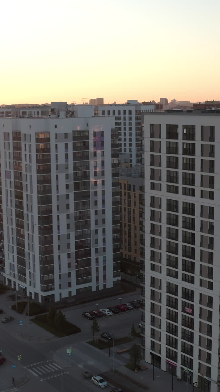 edificios de apartamentos modernos en una ciudad