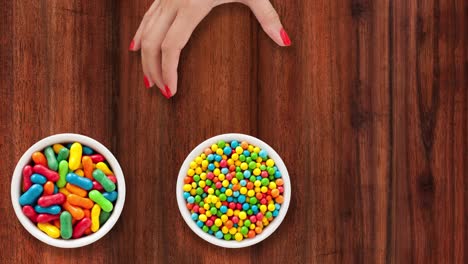 ofreciendo cuencos con dulces multicolores