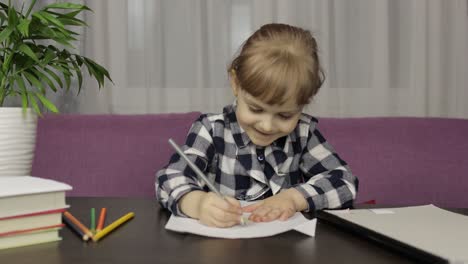 Niños-Haciendo-Videollamadas-Dando-Lecciones-De-Educación-A-Distancia-En-Casa.-Vista-De-Cámara-Web