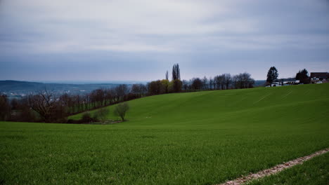 Time-lapse-De-Paisaje-Ondulado-Con-Nubes-Suaves-En-Movimiento