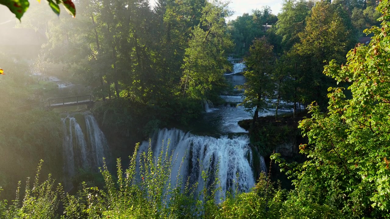 Tranquillo villaggio con cascate di Rastoke, Croazia. Filmato naturalistico cinematografico.
