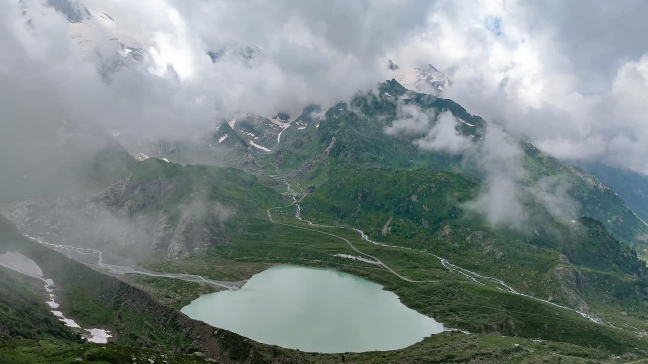 스위스 알프스 산맥의 스타인제 호수를 배경으로 한 서센 패스