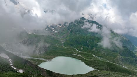 paso de susten con el lago steinsee en el fondo, alpes suizos