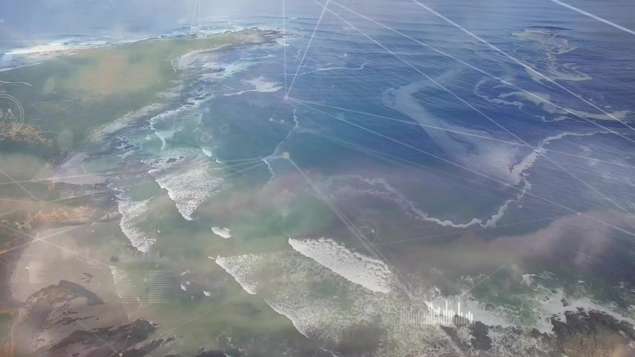 Kıyıya doğru yuvarlanan okyanus dalgaları, kıyı görselleştirmesi için drone kaydırma ve titreşen HUD başlatıyor