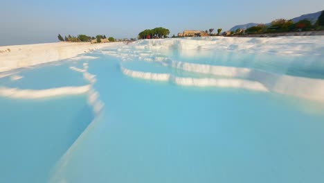 volando sobre los travertinos en pamukkale, turquía.