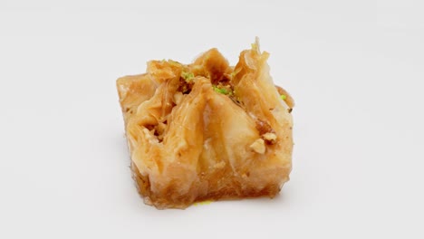 pastel de baklava turco aislado sobre un fondo blanco