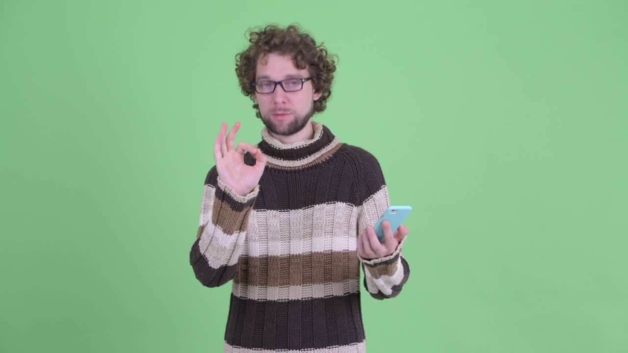 곱슬머리를 가진 젊은 잘생긴 수염이 있는 남자