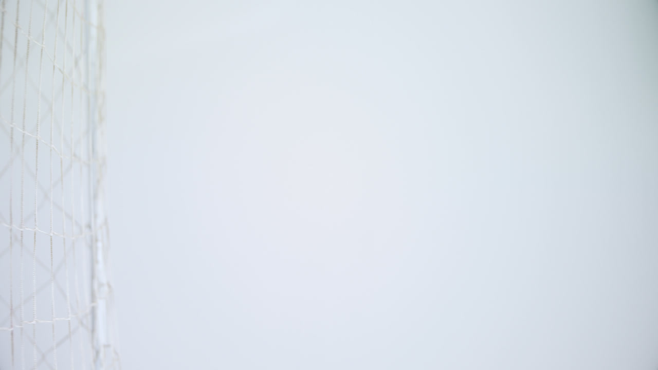 fútbol dentro del poste de la puerta contra un fondo blanco 4k