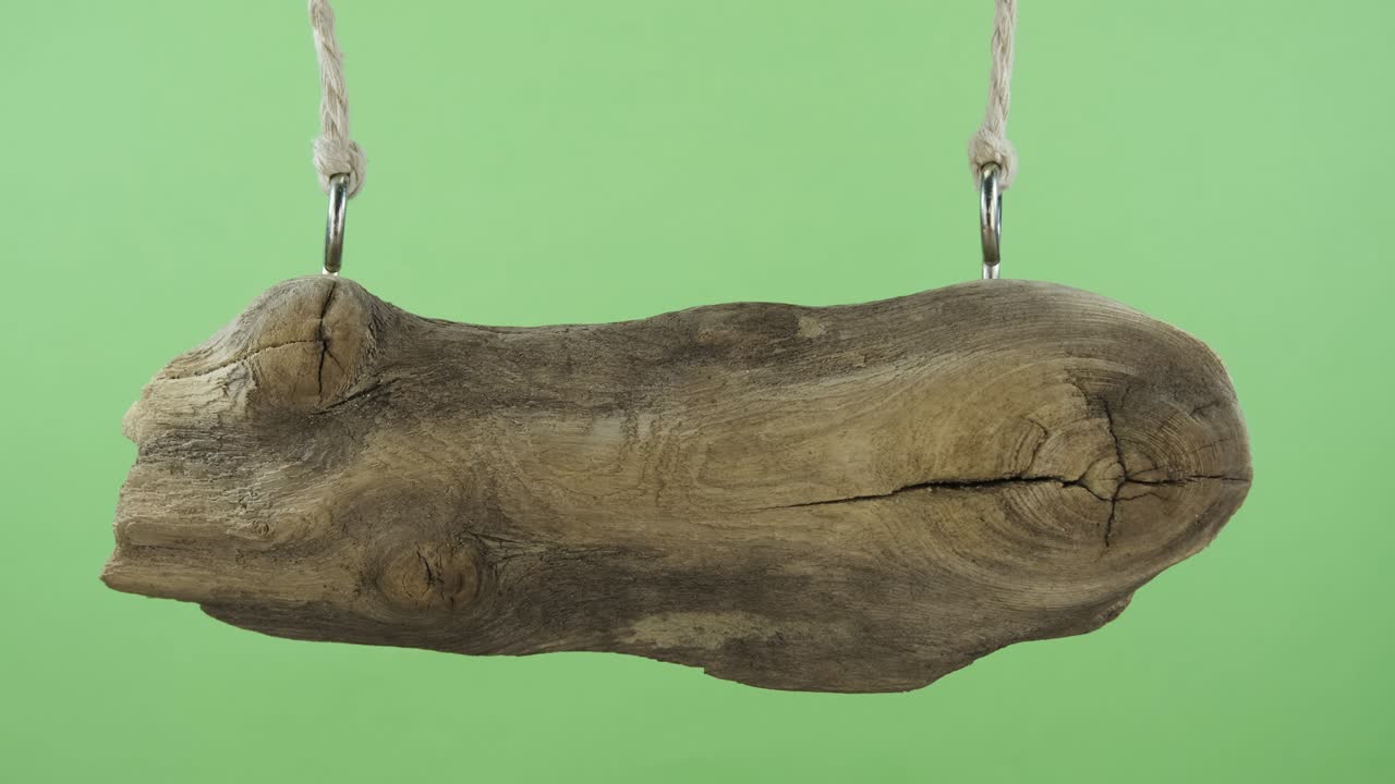 , 은 나무판이 로프에 매달려 있습니다. 고립되어 있습니다.