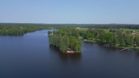 Vista-Aérea-Perfecta-Vuelo-Paraíso-Natural-De-Verano-Isla-Idílica-En-El-Lago,-Chlum-En-Checo,-Día-2023