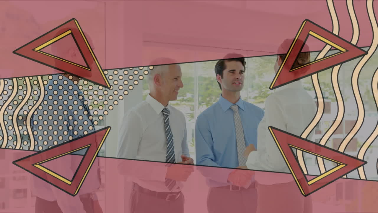 animación de triángulos y ondas sobre diversos empresarios en la oficina