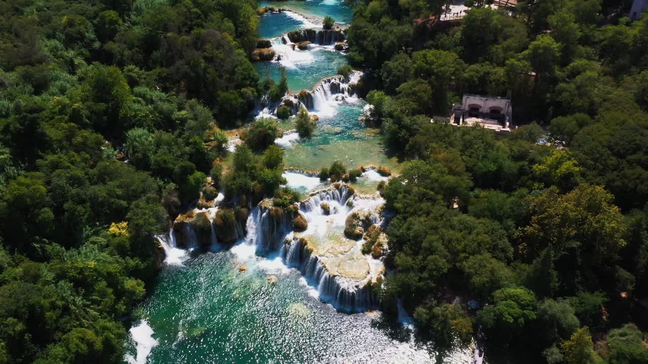 increíble vista aérea panorámica hacia abajo revelando lagos y cascadas en el parque nacional krka en dalmacia, croacia filmada en 4k