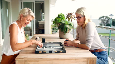 mujeres jugando a un juego de mesa en el balcón