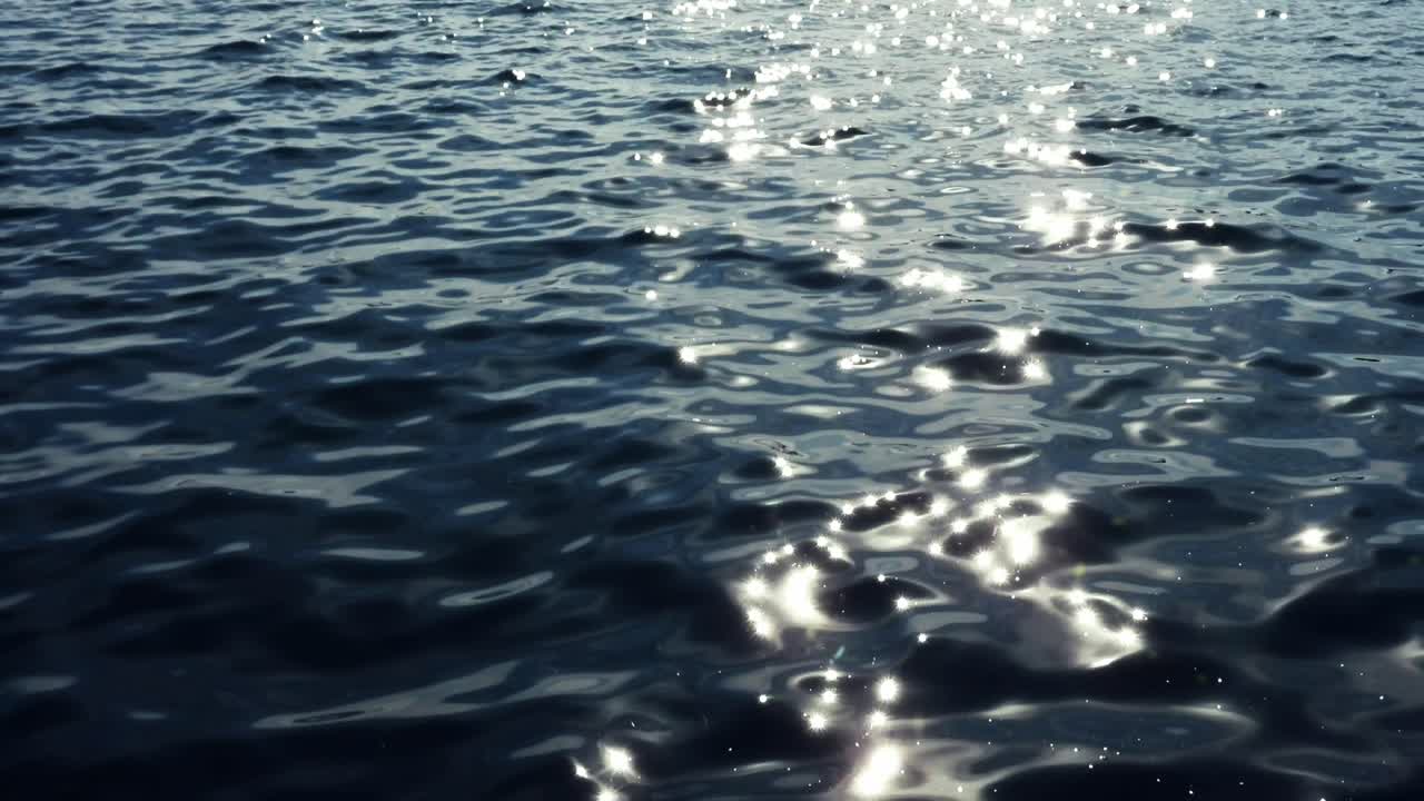 Luce solare riflessa sulla superficie dell'acqua. Statico, dall'alto